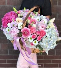 Цветочная композиция из Розы, Хризантемы, Пионы и Лизиантусы в корзине в Становом