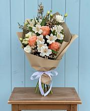 Букет цветов из:  Альстромерии, Лизиантусы, Розы и Хризантемы в Становом