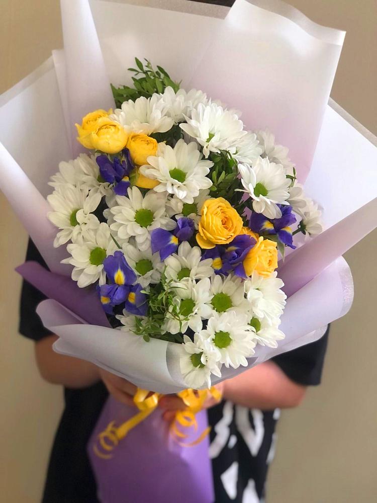 Букет цветов из: Ирисы, Хризантемы и Розы в Становом
