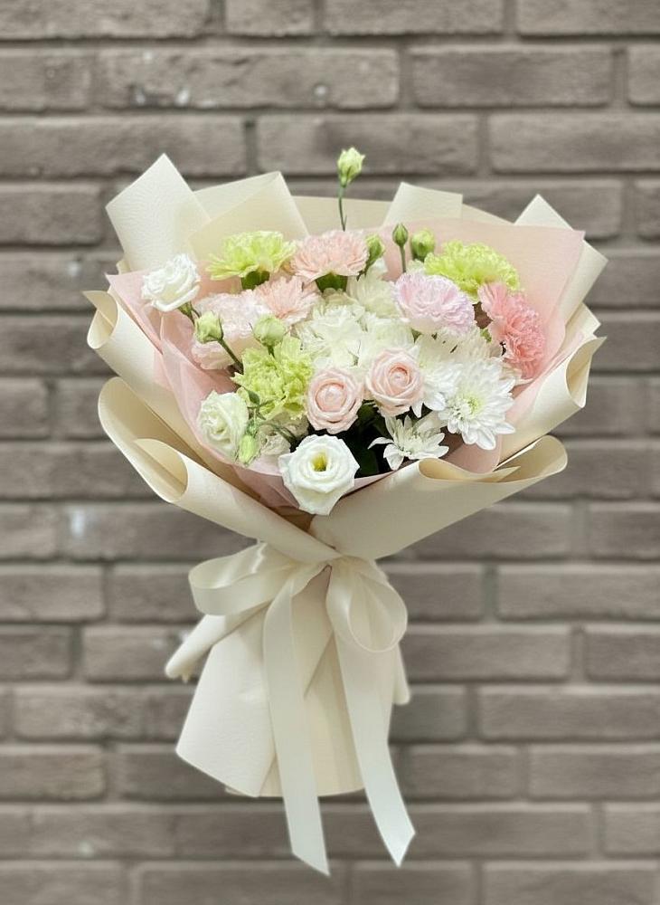 Букет цветов из: Гвоздики, Розы, Лизиантусы и Хризантемы в Становом