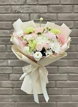 Букет цветов из:  Гвоздики, Розы, Лизиантусы и Хризантемы #REPLACE_PRED# Становом